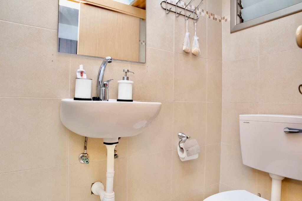 Homey Apartment Near The Beach Хадера Екстер'єр фото